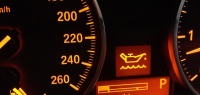 Сколько можно ездить, если горит датчик «Проверьте масло» в авто?