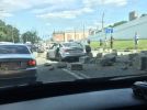 Перевернувшийся на Канавинском мосту грузовик придавил бетонными плитами две машины, пострадали люди - фотография 1