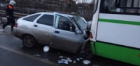 Мужчина пострадал при столкновении иномарки с автобусом в Нижнем Новгороде