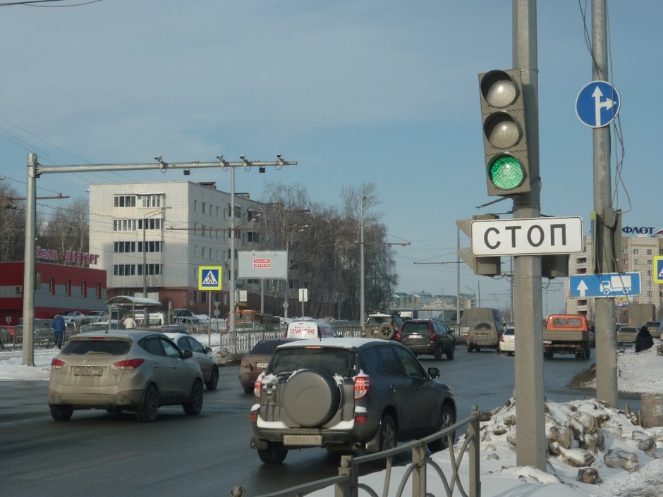 Стоп линия перед. Стоп линия. Табличка стоп линия. Знак стоп перед светофором.